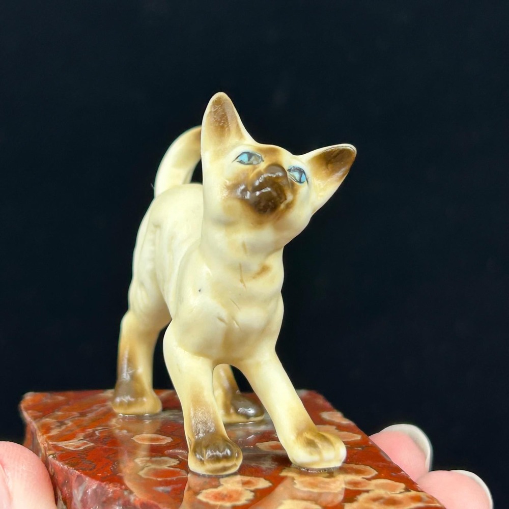 Vintage Siamese Cat Mini Figurine on Red Stone Slab Mid Century Home Decor - Picture 12 of 14